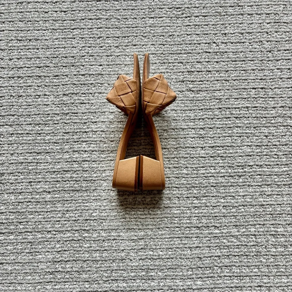 Vince Camuto Beige woven mules, size 7 - Picture 3 of 6